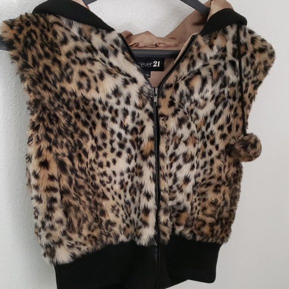 Forever 21 Jackets & Blazers - 💖Forever 21 faux fur vest,  size large